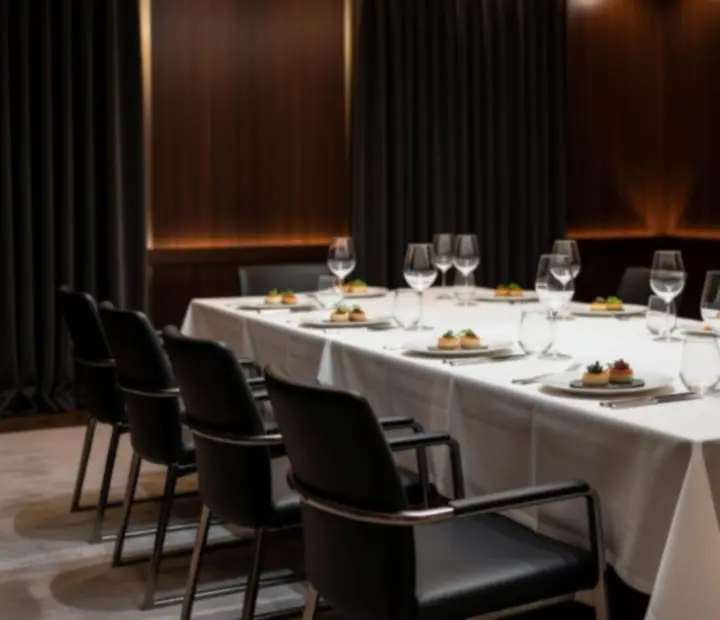 Elegáns vállalati vacsora gyertyafényes, fine dining étteremben