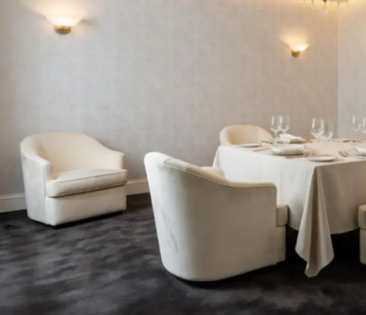 Intim privát étkező elegáns burkolatokkal, lágy színekkel és körasztallal