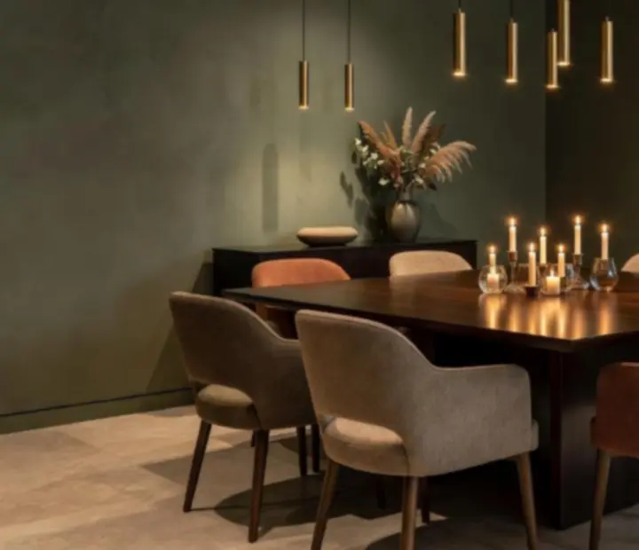 Modern, elegáns privát különterem gyertyafényes asztalokkal és designer bútorokkal